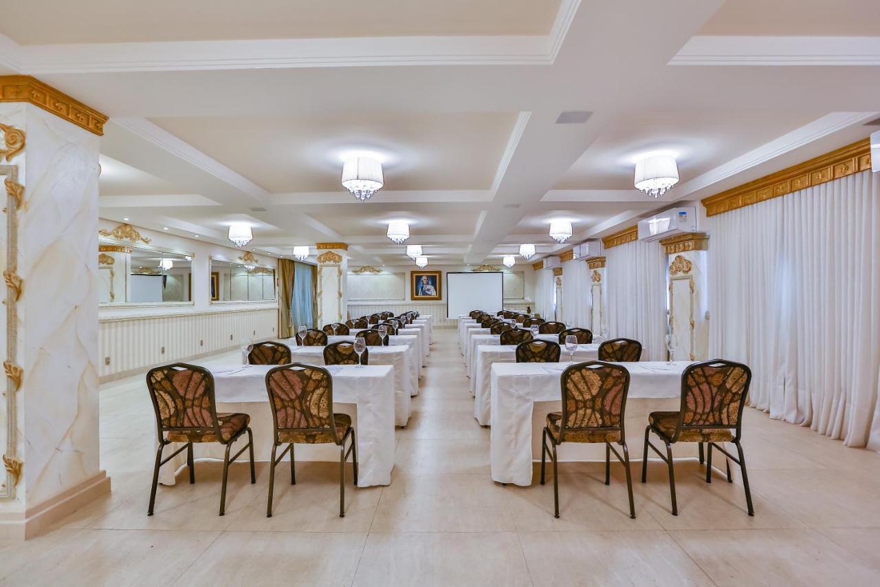 Golden Lis Hotel Boutique Гояния Экстерьер фото The conference room