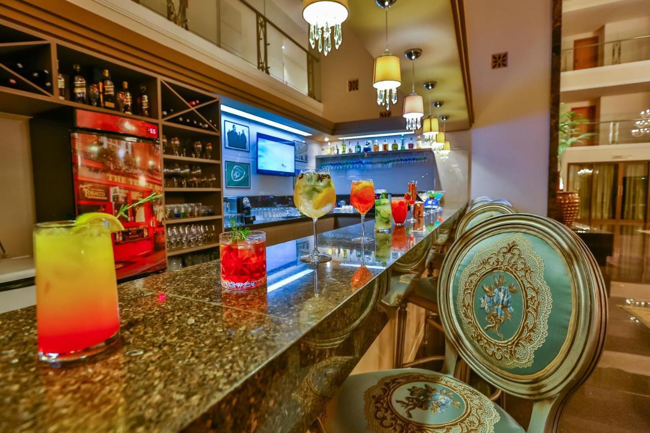 Golden Lis Hotel Boutique Гояния Экстерьер фото A bar in a hotel